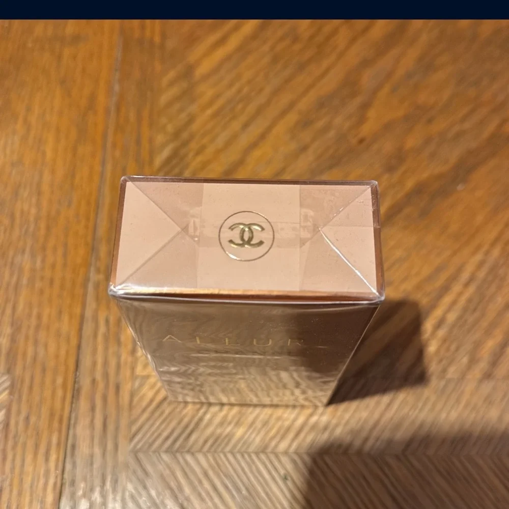 Chanel Allure Eau de Parfum - Picture 2 of 3